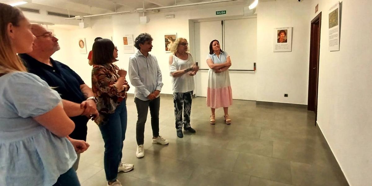 El concejal Rubert (segundo por la izquierda) y Soraya Porta (segunda por la derecha), en la inauguración de una exposición, junto a otros ediles de la corporación municipal.