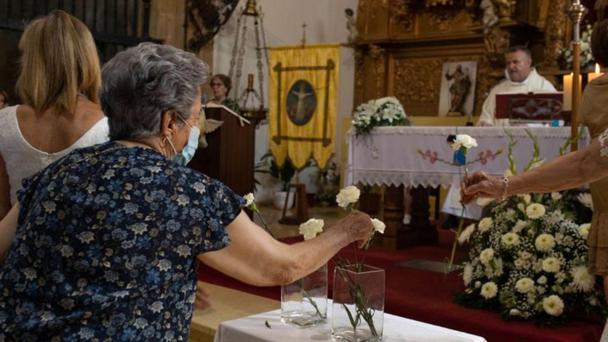 La Virgen de las Nieves, entre flores y abanicos, vuelve a la calle