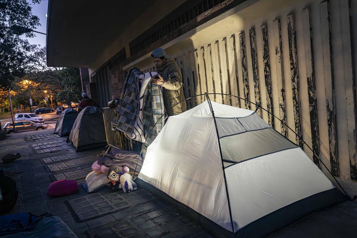 Campamento de personas sin hogar en la montaña de Montjuïc, por la zona del Mercat de les Flors.