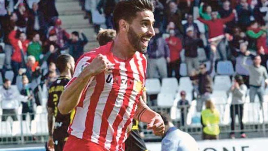 Chuli celebra un gol con el Almería la pasada temporada.