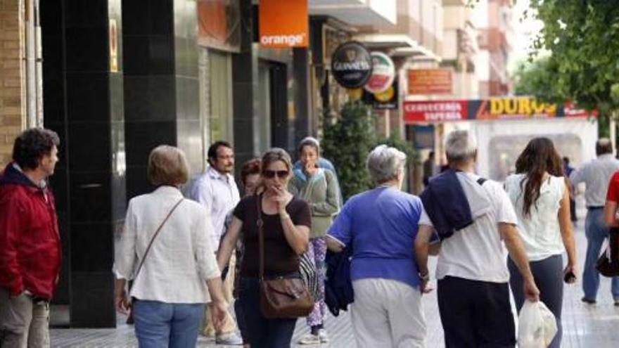 Imagen de la zona comercial de la Rambla con su habitual ir y venir de gente.