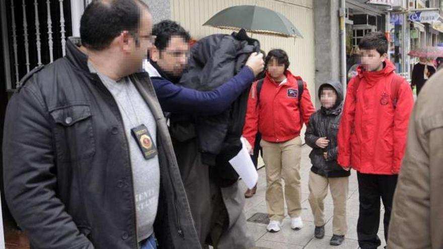 Un agente custodia al pediatra tras la detención llevada a cabo en la mañana de ayer.  // Bernabé/Javier Lalín