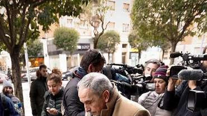 El abogado de la víctima, ayer, a su llegada al juzgado. // Efe