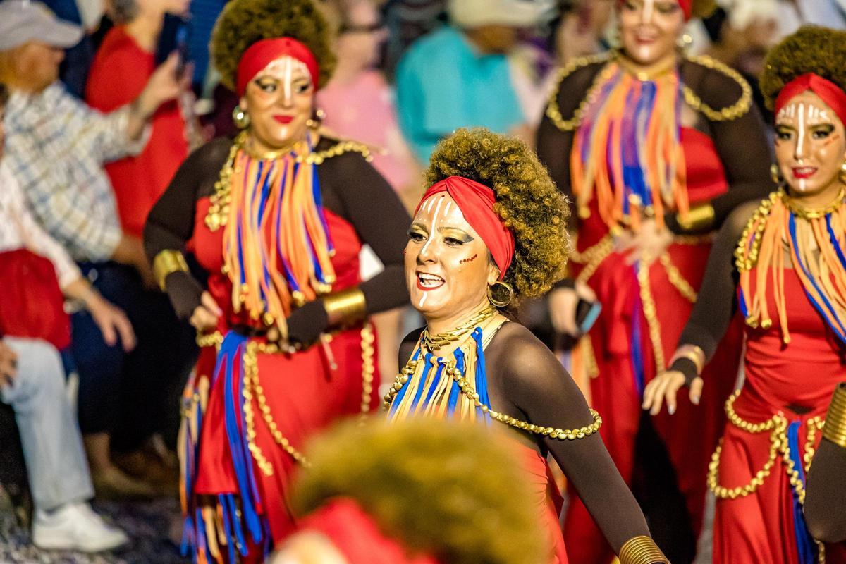 Un colorido Desfile de Carrozas cierras las fiestas de Benidorm