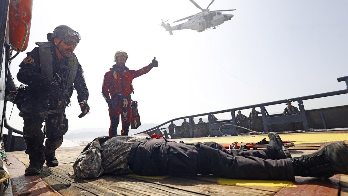 Marín, Pontevedra. Simulacro de abordaje de una embarcación por parte del GRS de la Guardia Civil. Abordaje del barco Ría de Vigo del servicio de Guarda Costas en la ría de Pontevedra.