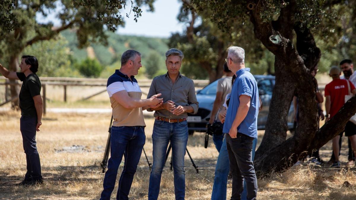 Antonio Granados y Andrés Lorite, instantes antes de la suelta de aves en La Carlota.