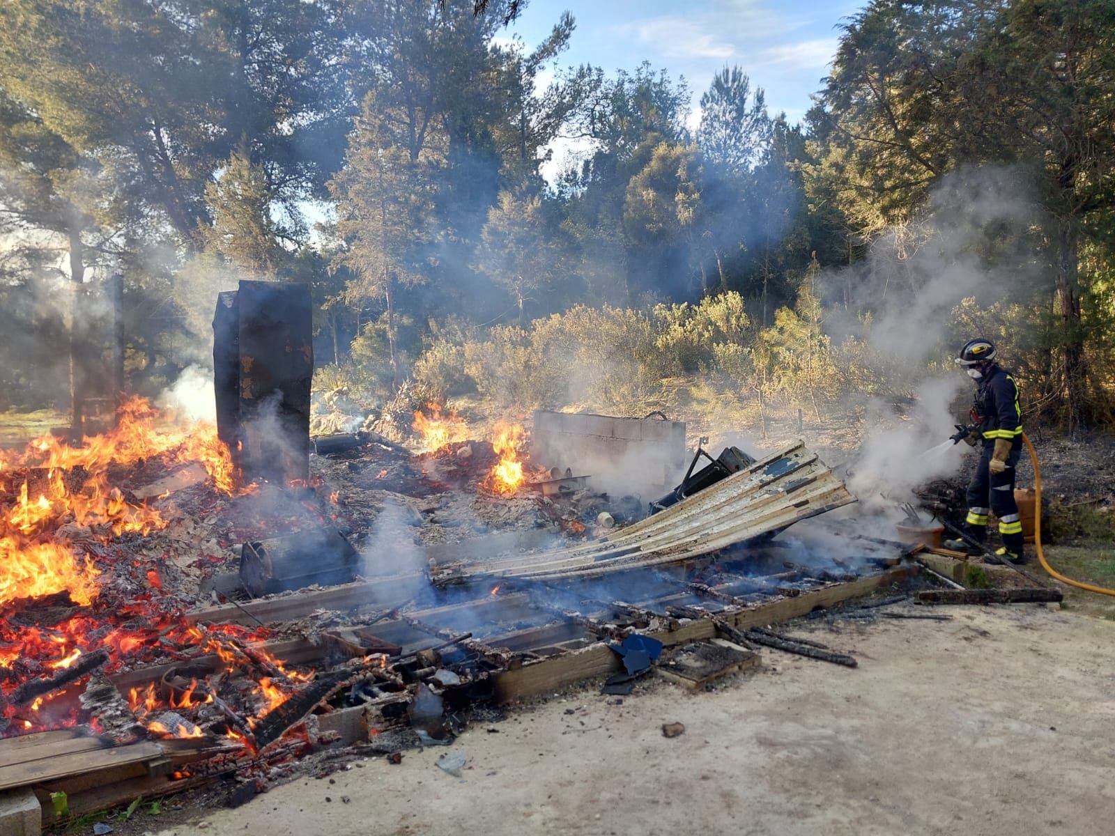 Galería de imágenes del incendio de una caseta en Ibiza