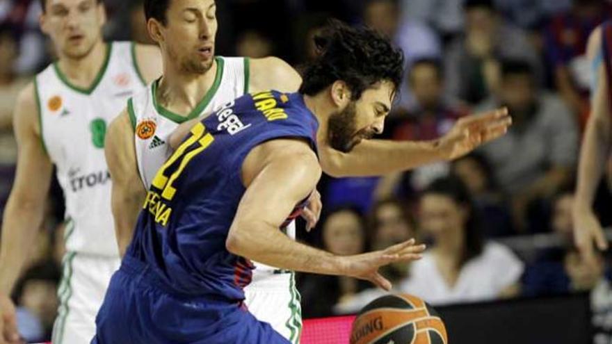 Navarro lucha por controlar el balón ante los jugadores del Panathinaikos.