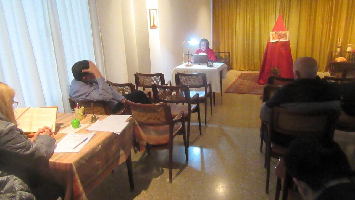 Una de las tandas de lectura, en voz alta, de la Biblia.