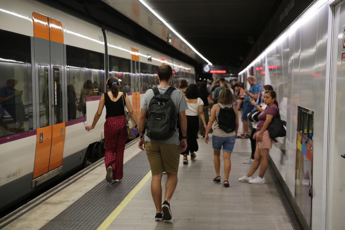 Estación de Passeig de Gràcia de la R2, donde los usuarios, en días laborables, no pueden en muchas ocasiones subirse al tren al estar demasiado lleno.