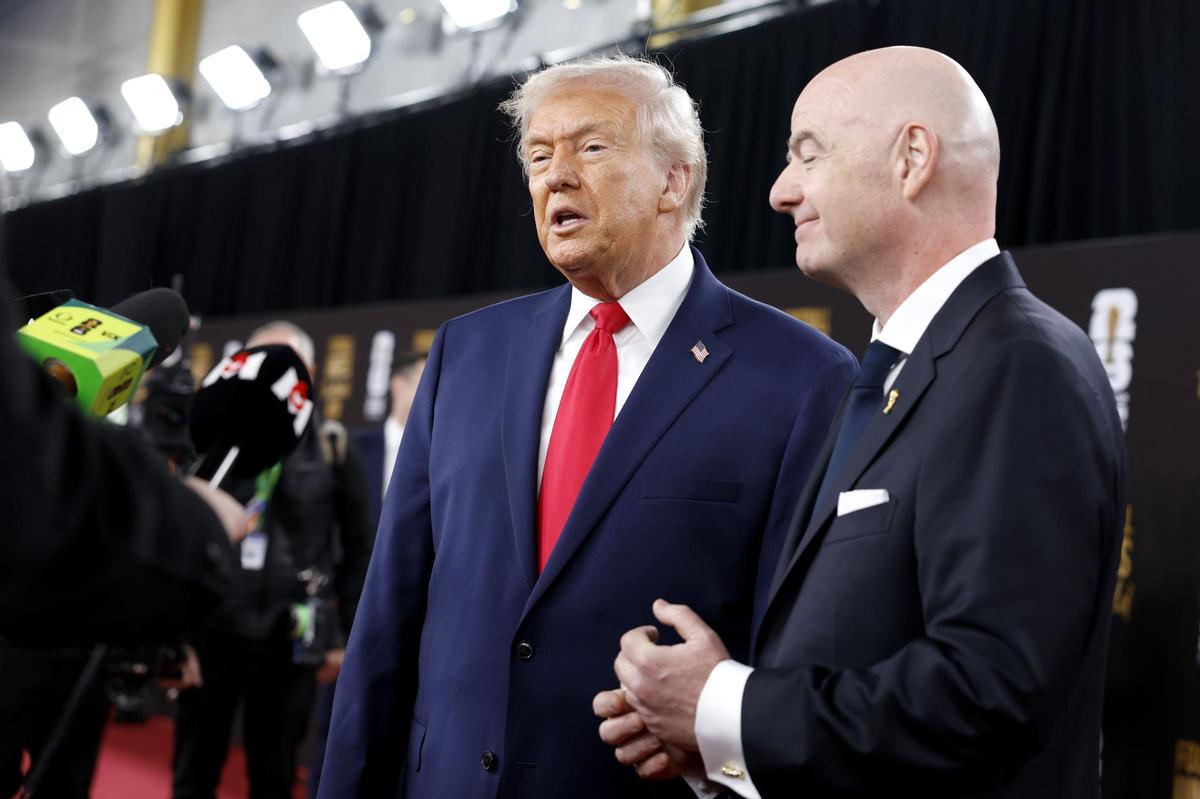 Donald Trump junto a Gianni Infantino.