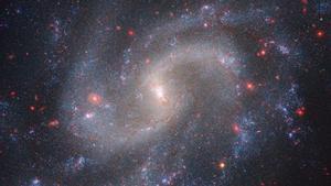 Entre las estrellas brillantes de la galaxia NGC 5584 (imagen) se encuentran estrellas pulsantes llamadas variables Cefeidas y supernovas de Tipo Ia, utilizadas por los astrónomos como marcadores de distancia fiables para medir la tasa de expansión del Universo.