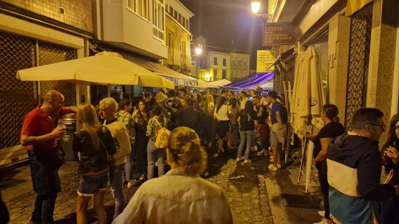 Lleno en los locales de copas con música de Vilagarcía durante la "noche del agua".