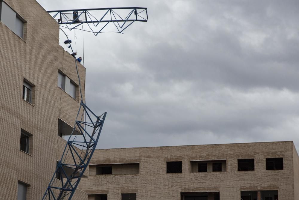 Una grua de grans dimensions es desploma en un bloc en construcció a Salt