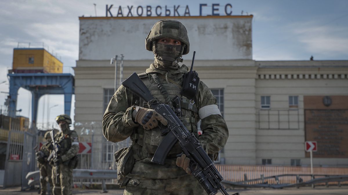 Un soldado ruso hace guardia cerca de la central hidroeléctrica de Kakhovka, cerca de la ciudad ucraniana de Jersón. La foto fue tomada durante un tour para los medios organizado por el Ejército ruso