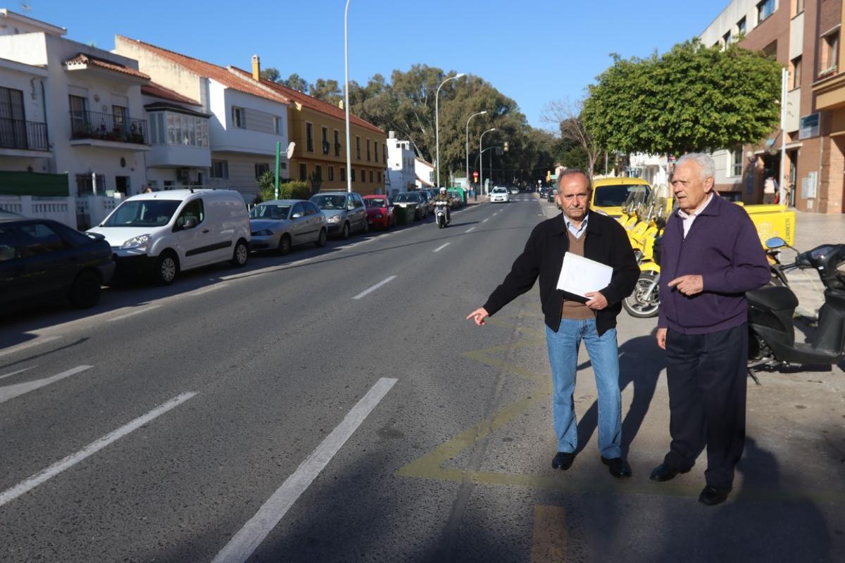 Adolfo García y el expresidente vecinal de Pedregalejo Antonio Delgado, en la calle Bolivia en 2017, cuando ya reclamaban la ejecución del plan especial.