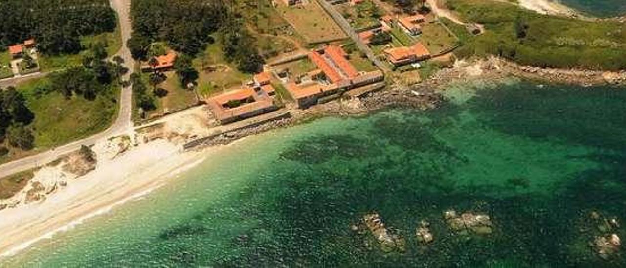 La costa de San Vicente. A la izquierda, la playa de O Carreiro y el yacimiento arqueológico de Adro Vello. // Iñaki Abella