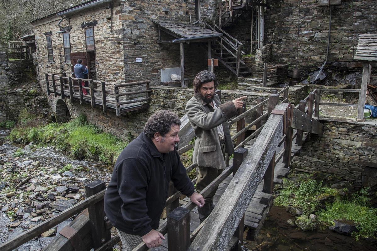 Aitor Mantxola, director de fotografía, y Mario Casas, durante el rodaje de "Bajo la piel del lobo" en el Museo de los Molinos de Mozonovo