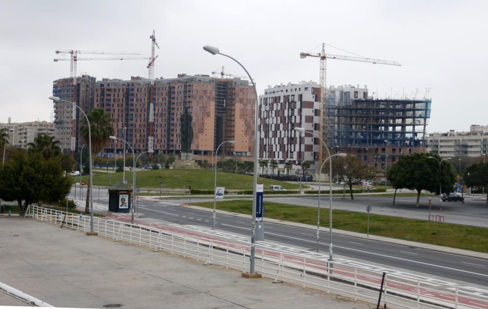 sectores como el de la construcción retomaban la actividad después de la Semana Santa en una jornada que comenzaba con el reparto de mascarillas en distintos puntos de Málaga capital.