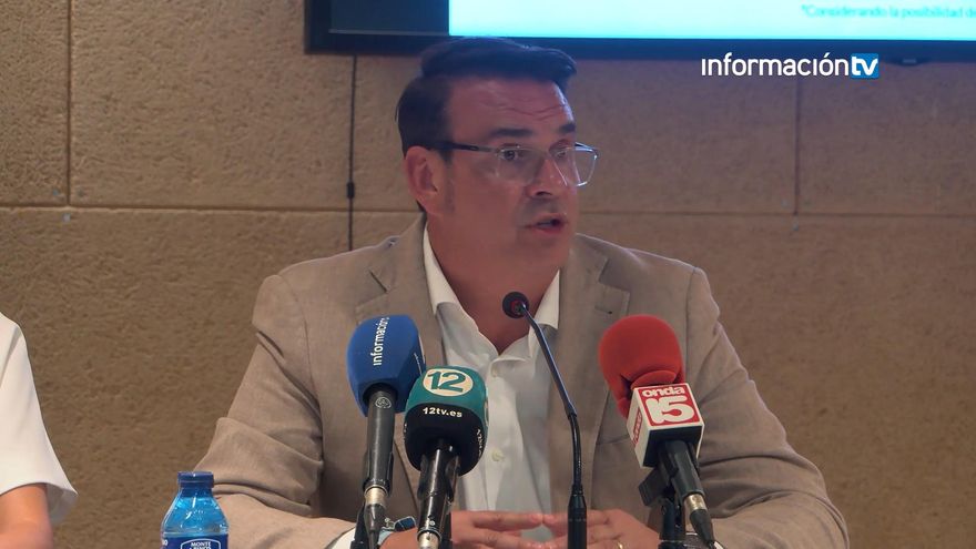 El "Puerto Toro" rescata una de las balsas salvavidas del "Argos Georgia".