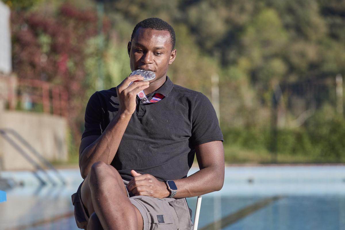 Castellfollit de la Roca 07/10/2025. Retratos a Mahamadou Dambelleh, plata en los pasados mundiales de natación adaptada, en la piscina municipal de Castellfollit de la Roca, donde comenzó a nadar  Autor: David Aparicio Fita