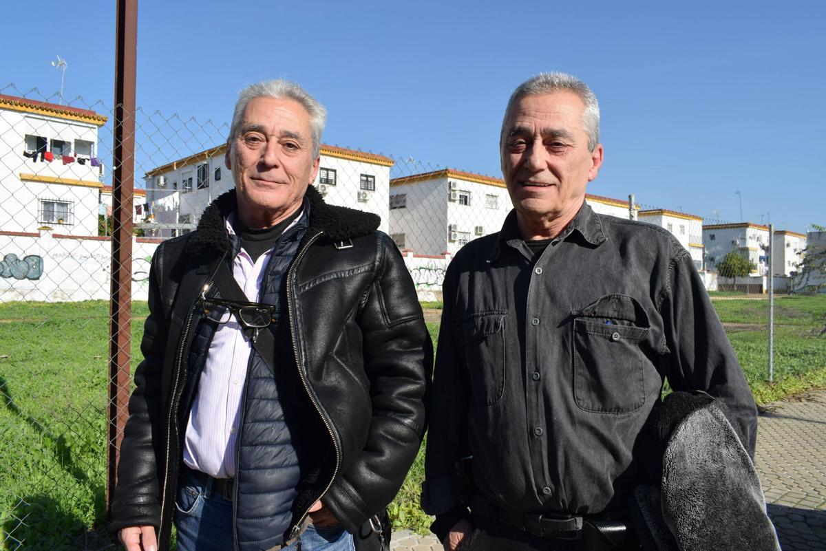 José María Villarreal, miembro de la AVV Bermejales Activa (i) y Jesús Villarreal, pte. de la AVV Bermejales Activa (d), con el barrio El Cano al fondo.