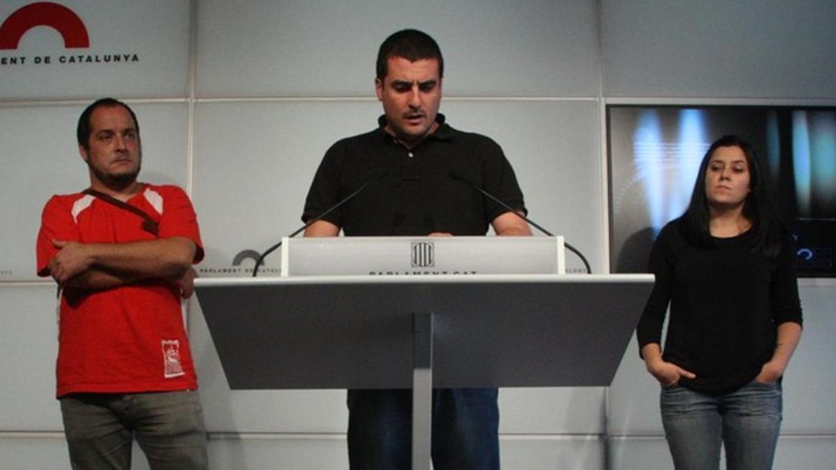 Los exdiputados de la CUP David Fernàndez, Quim Arrufat e Isabel Vallet, en el Parlament.