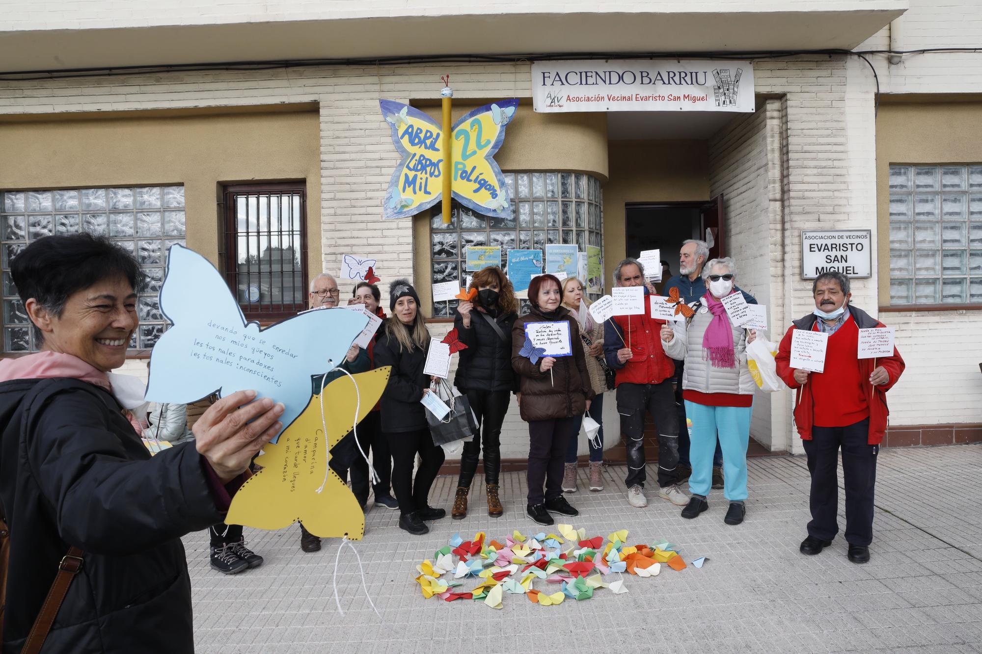 EN IMÁGENES: Los vecinos arrancan con abril libros mil decorando todo el barrio con poesía