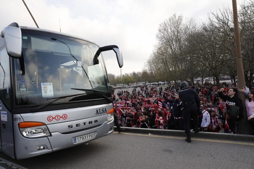 Derbi asturiano: Llegada de aficionados y los autobuses de los equipos a El Molinón