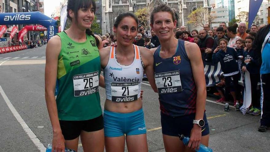 Solange Pereira, en el centro, con Blanca Fernández y Marc Alcalá. // Mara Villamuza