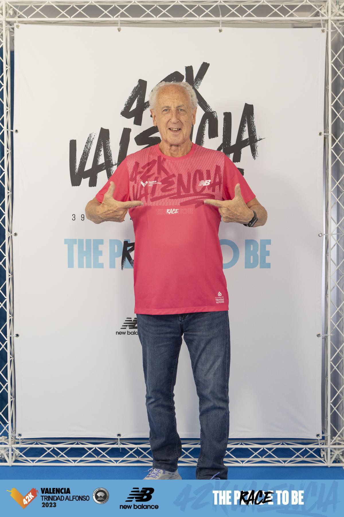 Paco Borao, luciendo la camiseta del Maratón Valencia Trinidad Alfonso 2023.