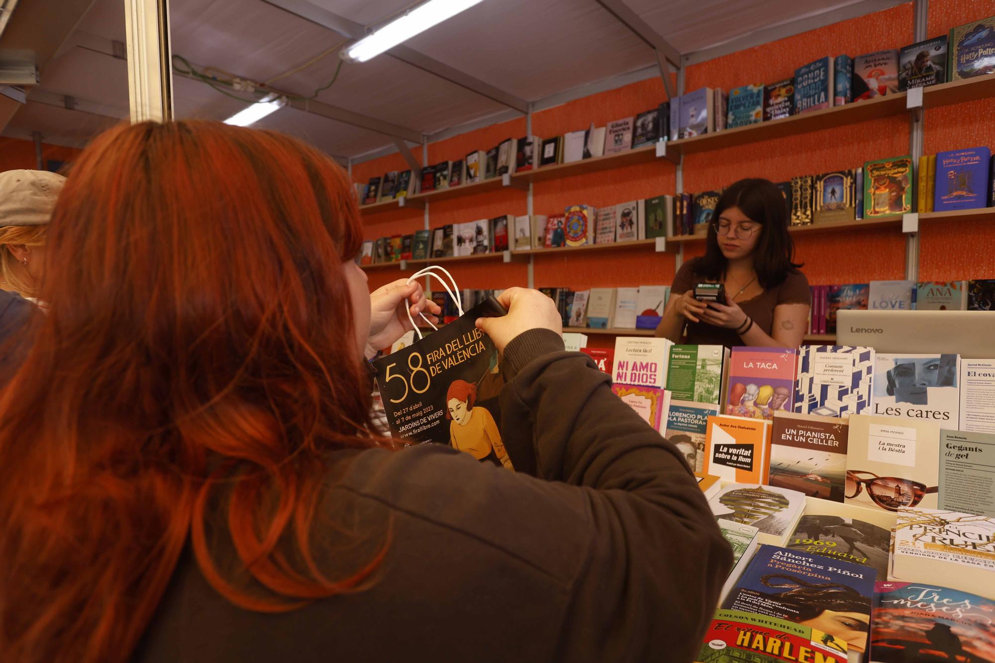 Llenazo de domingo en la Fira del Llibre