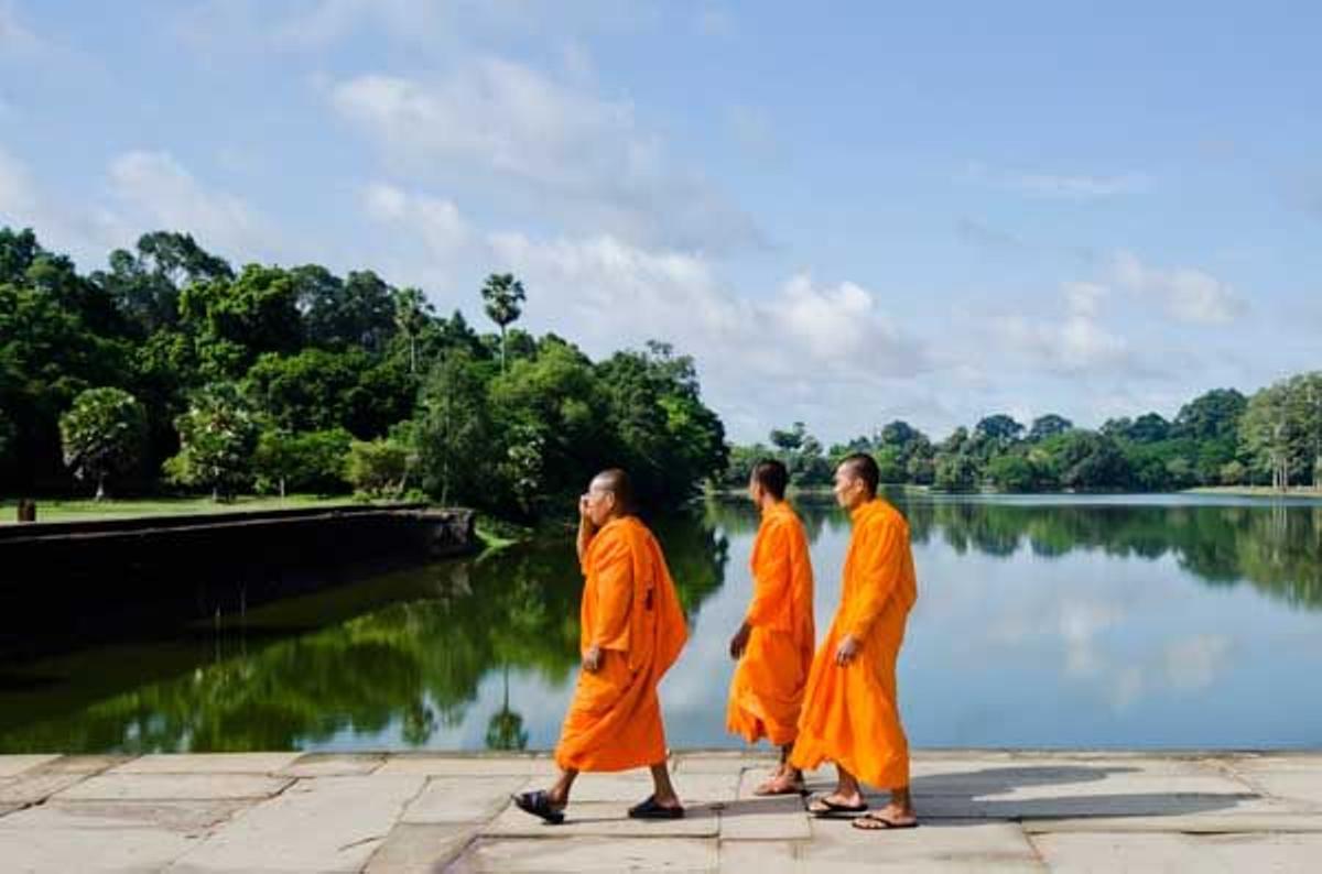 Monjes budistas vestidos con las ropas típicas caminando en el complejo de templos de Angkor Wat.