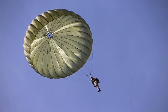 Las mujeres que cosen paracaídas militares avalados por la OTAN en un pueblo extremeño de menos de 300 habitantes