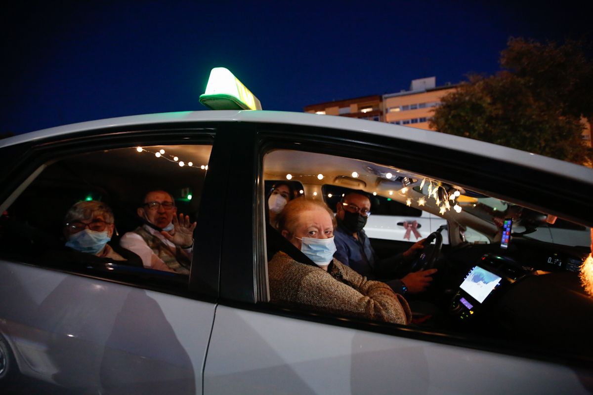 Los taxistas de Córdoba pasean a los mayores por el centro de Córdoba para que disfruten de la iluminación de Navidad