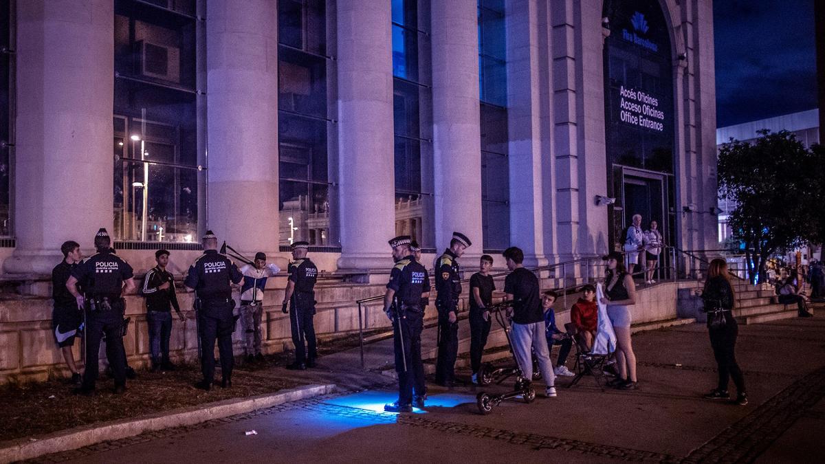 Identificación por parte de la Guardia Urbana en la avenida de María Cristina con motivo de uno de los conciertos de la noche