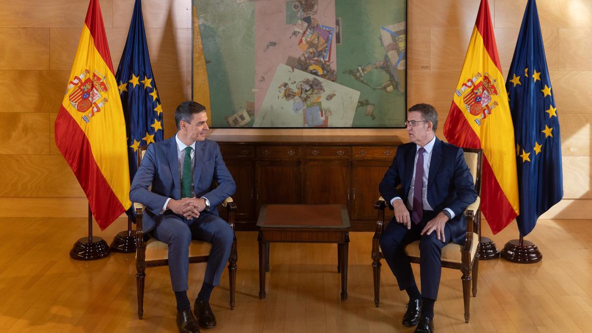 El secretario general del PSOE y presidente del Gobierno en funciones, Pedro Sánchez (i), se reúne con el líder del Partido Popular, Alberto Núñez Feijóo (d).