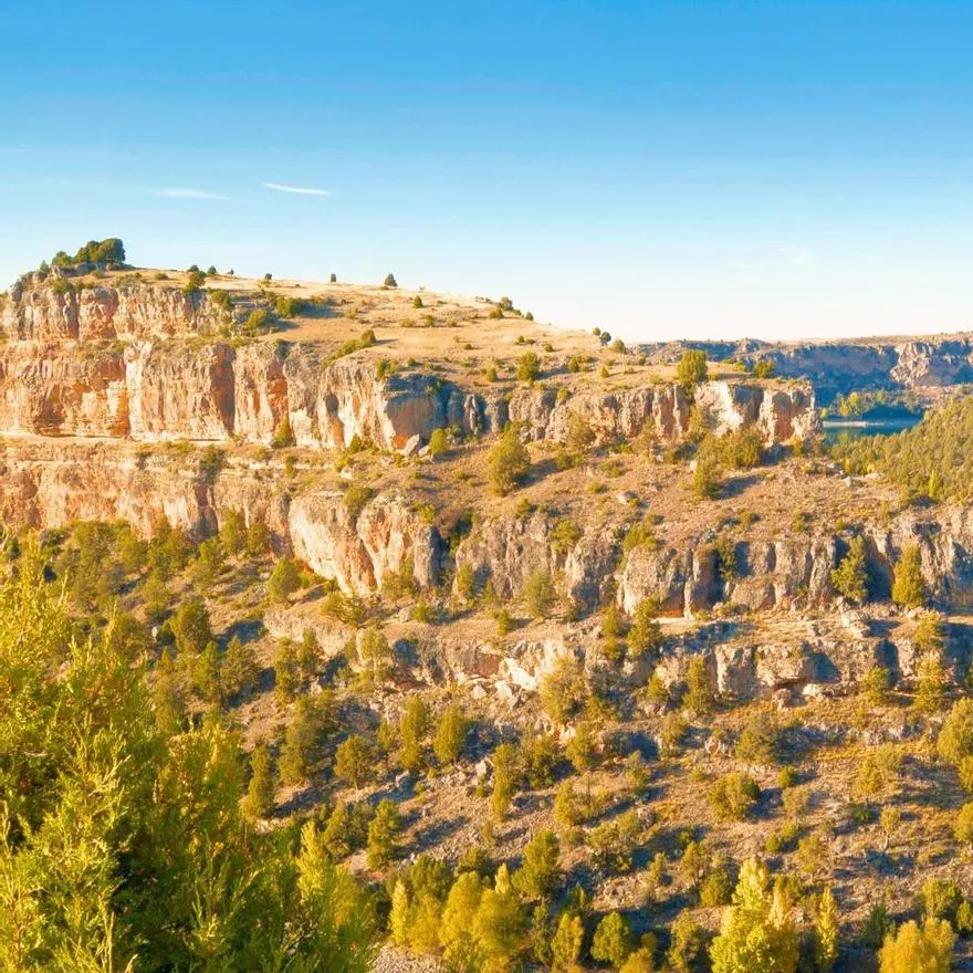 La ruta de senderismo en Segovia que atraviesa un cañón de 40 metros de altura