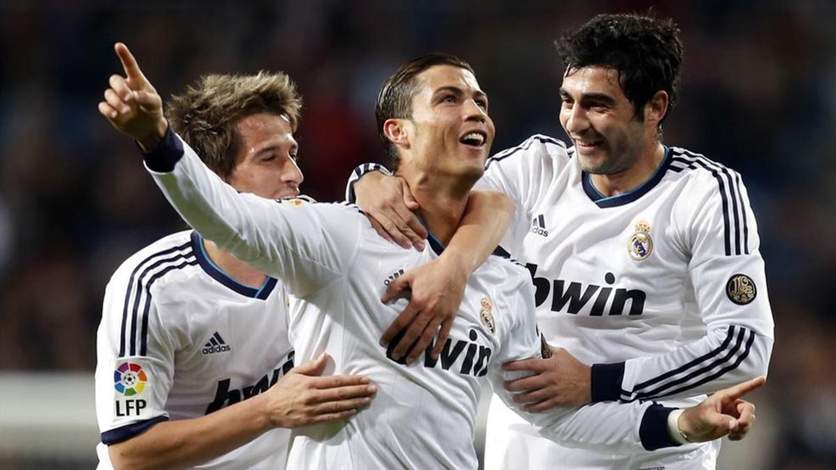 Cristiano Ronaldo celebrando un gol junto a Raúl Albiol en el Real Madrid