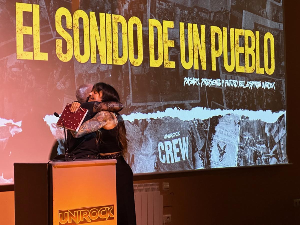 Belén Lobeto y Patricia Gosende se abrazan en un momento del acto.