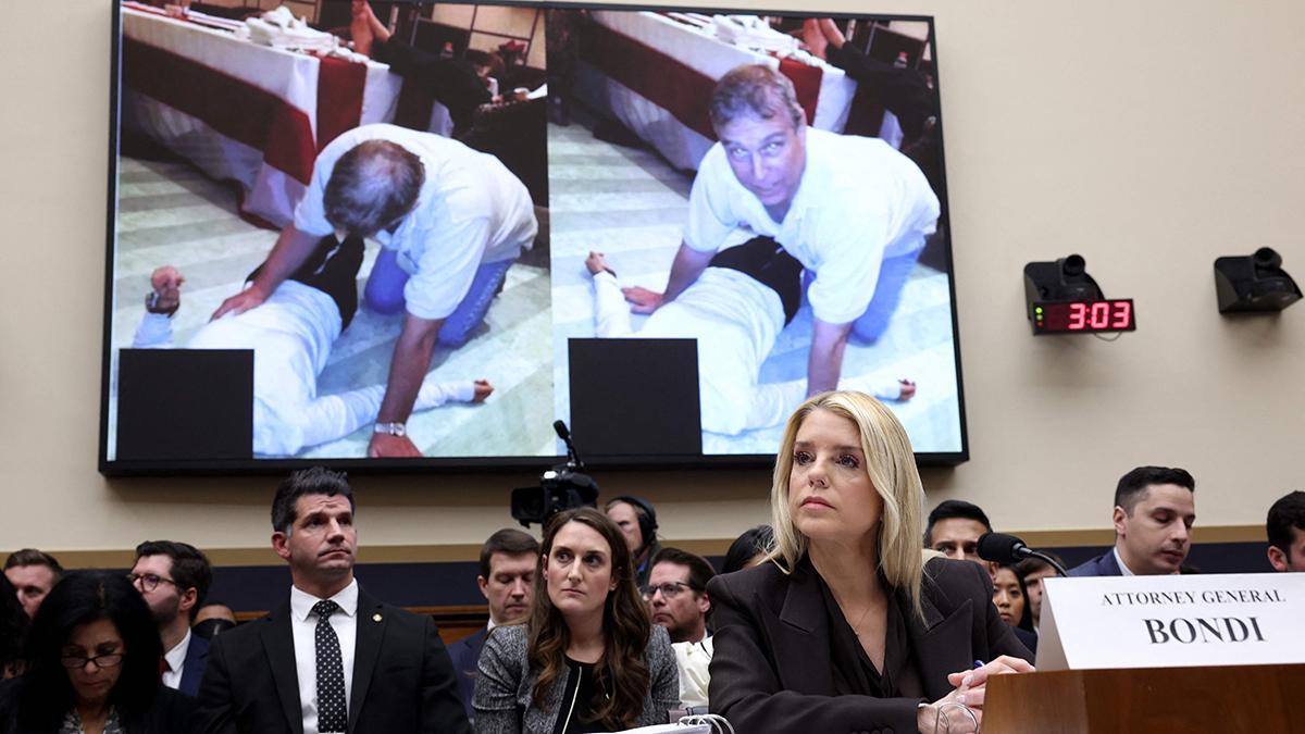 La fiscal general de Estados Unidos, Pam Bondi, testifica en Washington, el 11 de febrero del 2026, con una imagen del expríncipe Andrés en una pantalla a sus espaldas.