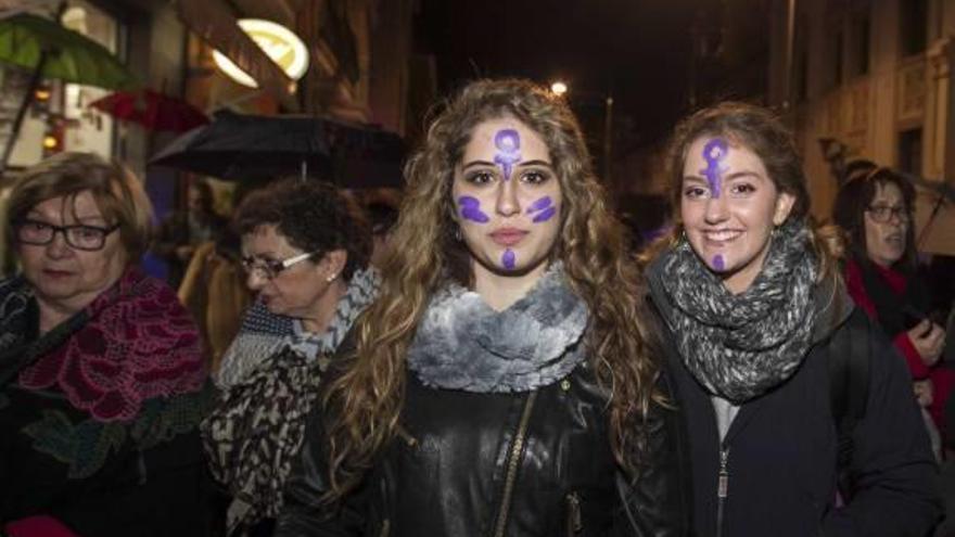 Participantes en la manifestación por la mujer del Port.