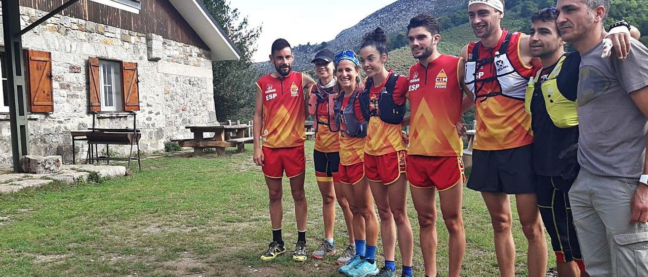 Deportistas y técnicos de la selección española de trail de montaña, en una concentración en Brañagallones en el verano de 2019.