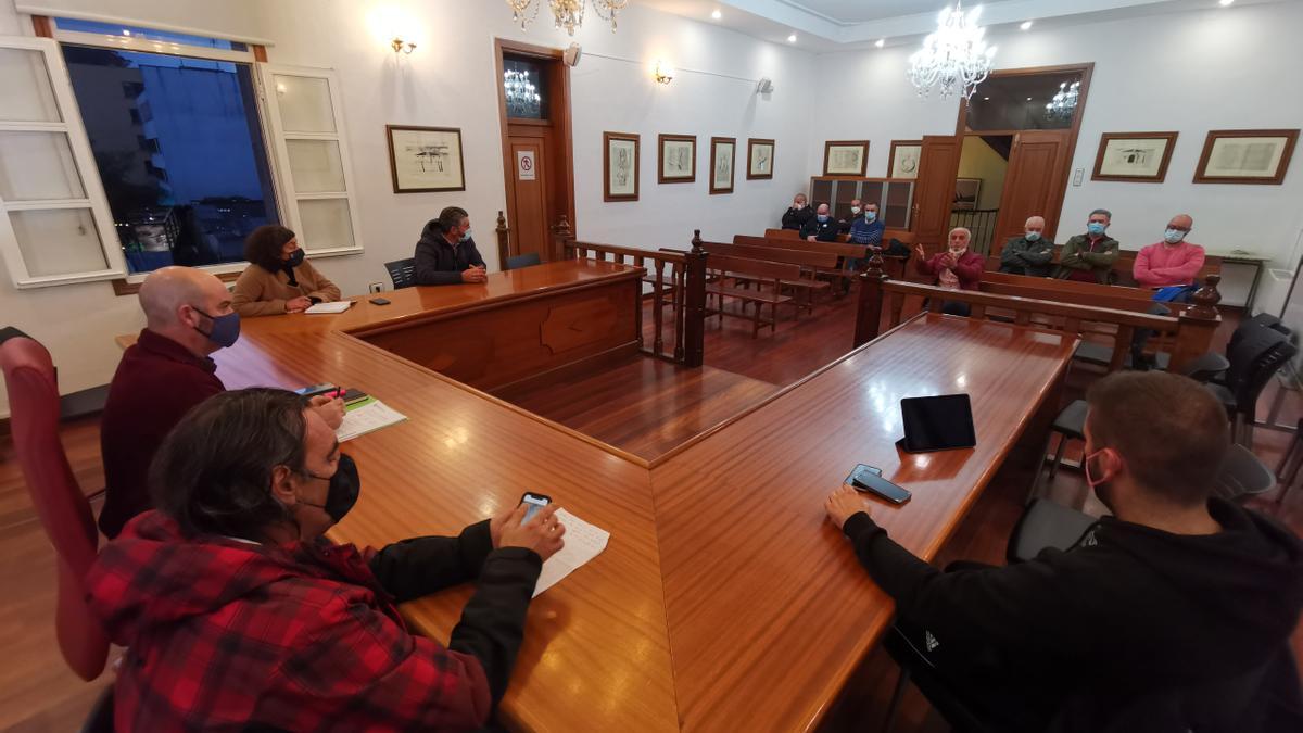 Una reunión en el salón de plenos de Bueu entre representantes de la corporación, mejilloneros y la Cofradía de Bueu para intentar consensuar una declaración conjunta.