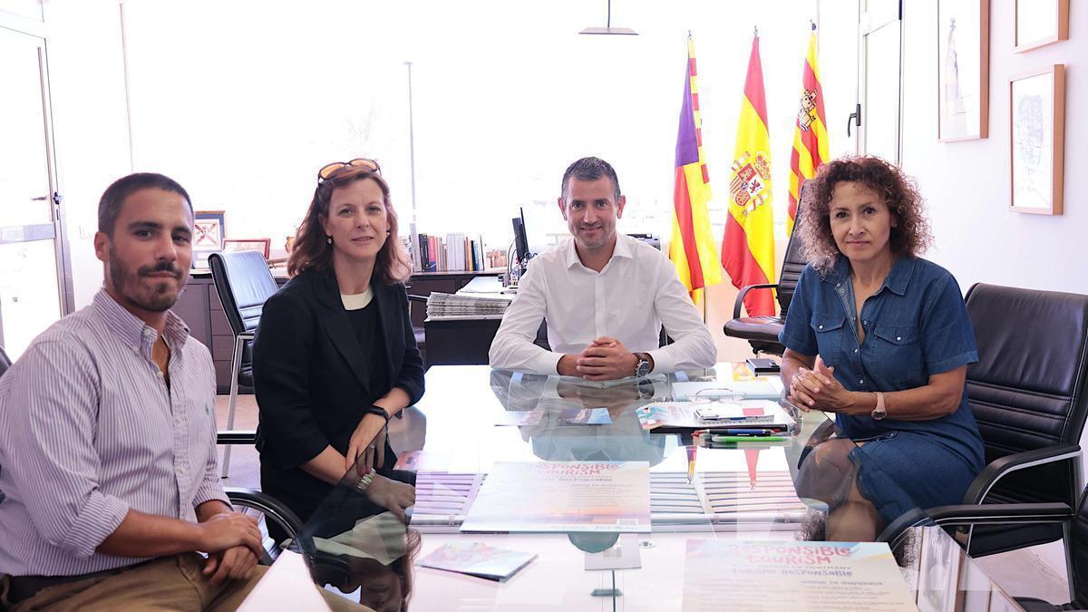 Un momento de la reunión mantenida en Sant Antoni con la comitiva diplomática británica.