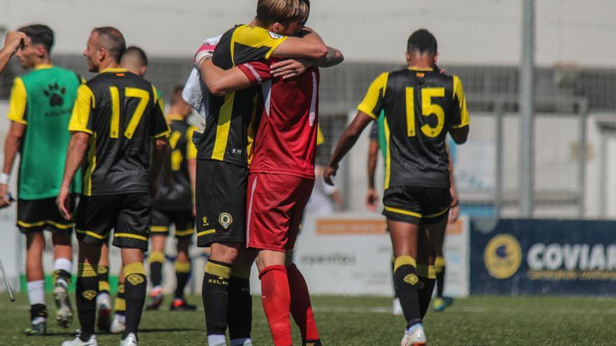 Los jugadores del Hércules celebran el triunfo en el campo del Ebro