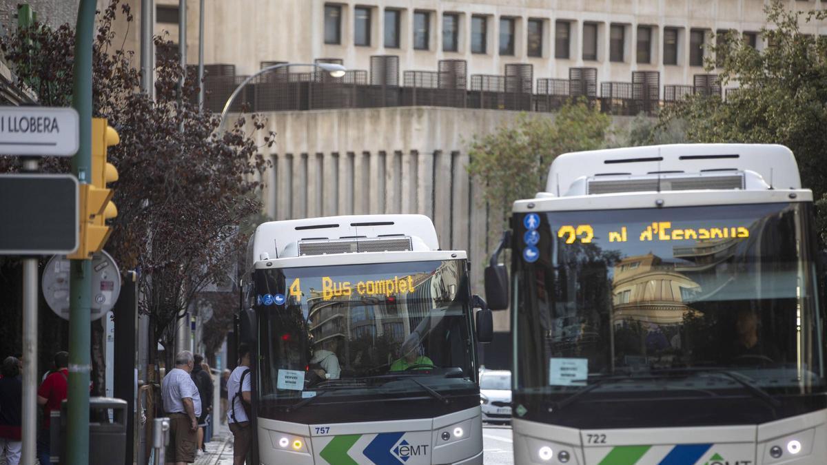 Autobuses de la EMT circulando por Palma.
