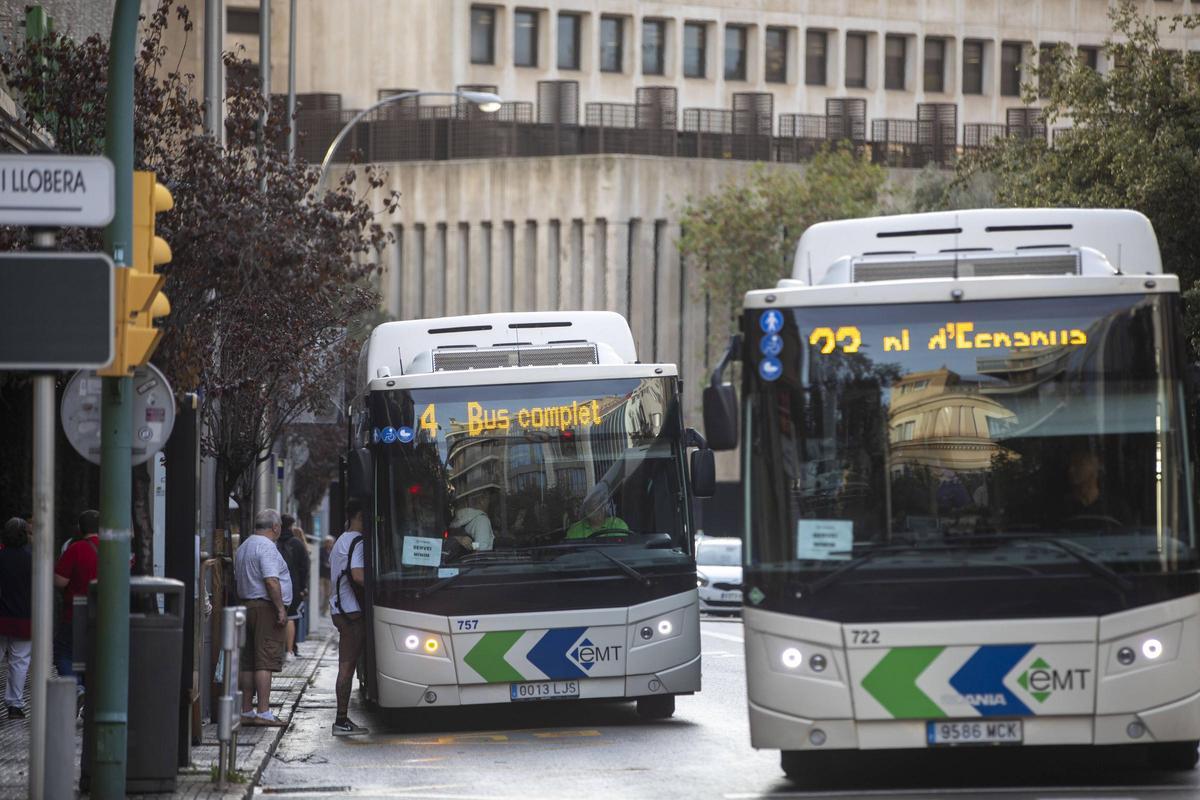 Autobuses de la EMT circulando por Palma.