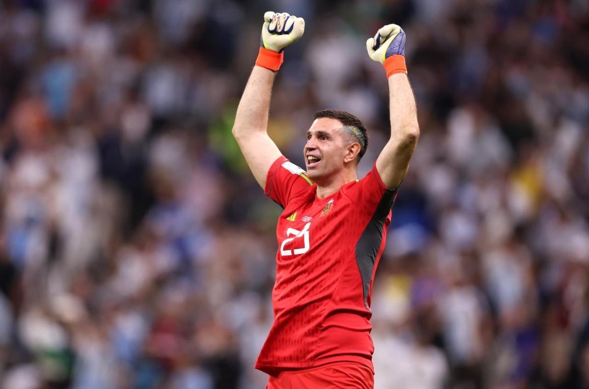 El 'Dibu' Martínez celebra el pase a las semifinales de la selección argentina.