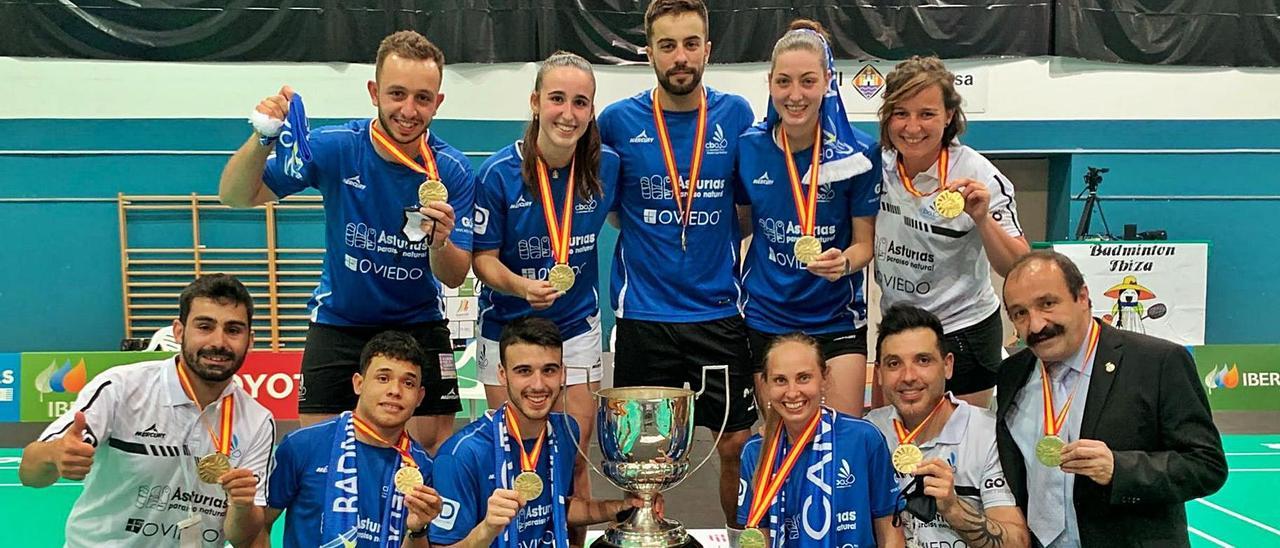 El Bádminton Oviedo, tras conquistar la Liga. | LNE